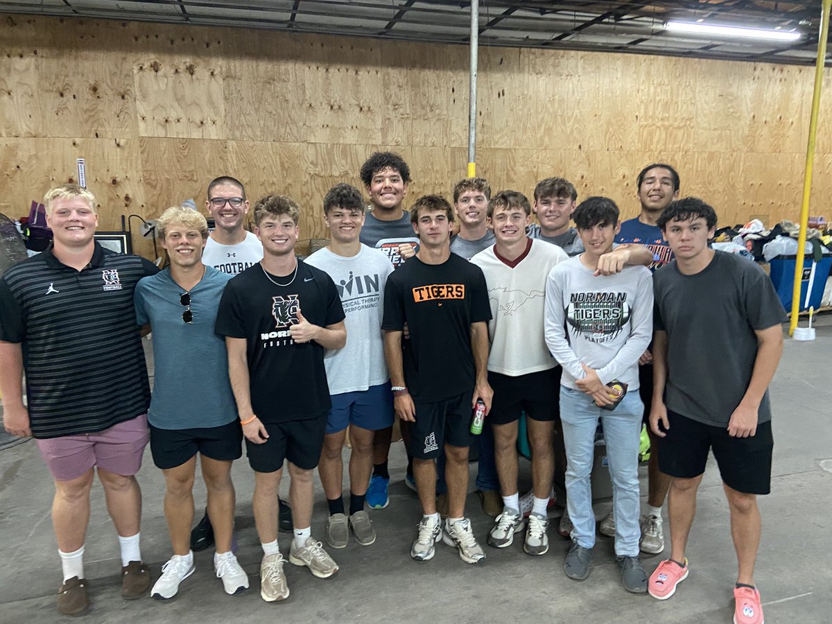 nhstigerfb's tweet image. Yesterday, our football seniors spent the afternoon serving at the OKC City Rescue Mission. We are grateful for a team that puts others first! Rush to find the lowest place! #dontswerveserve Fight On!
