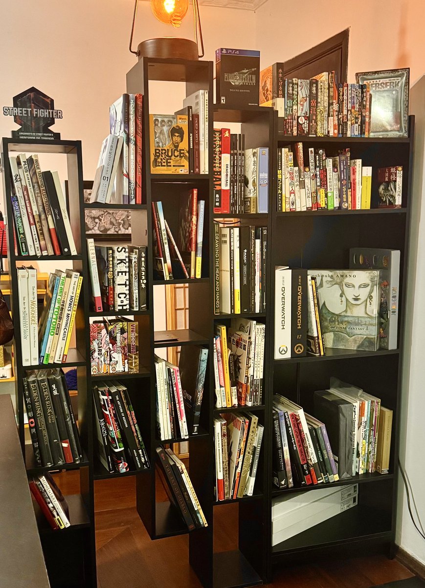 victorinafuko's tweet image. A mudança ta sofrida mas arrumar a estante com minha coleção de Artbooks, Livros e mangás é bom demais 💛