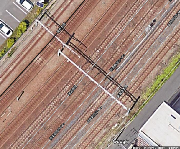 「航空写真で見ると他にも「JR側の柱が5線跨ぎしてるのに、相鉄側の柱も自領(本線2」|しーさいどのイラスト