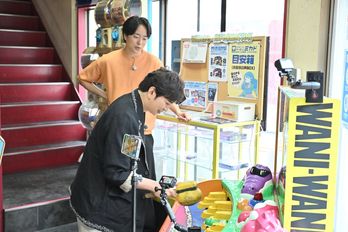 theyakai's tweet image. “あの時あの場所でまた会えるかなぁ”
2人の思い出の地を巡る青春旅🌸
懐かしのゲームで白熱🎮
ちなみに、この服装…
見覚えある方いますか?👀
#THE夜会 #櫻井翔 #松本潤 #翔潤2人旅