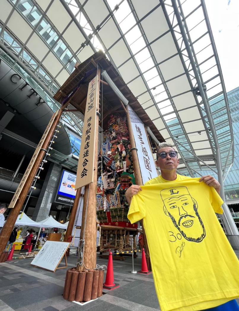 DCMacK24's tweet image. 僕の相棒コンちゃんが作ってくれたカスタム顔Tシャツ。今まで感じたことのないような、ファンからの愛情と感謝を感じさせてくれて、まるで家にいるような気持ちにしてくれました。いつか日本に戻りたい！でも今度はファンとして。@PacificSwings 

#SeibuLions #PacificSwings