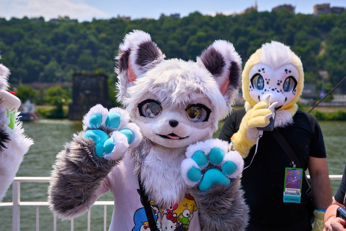 i miss Anthrocon so much already.... 😭

#AC2025
📸: <a href="/yellyXP/">YellyXP</a>