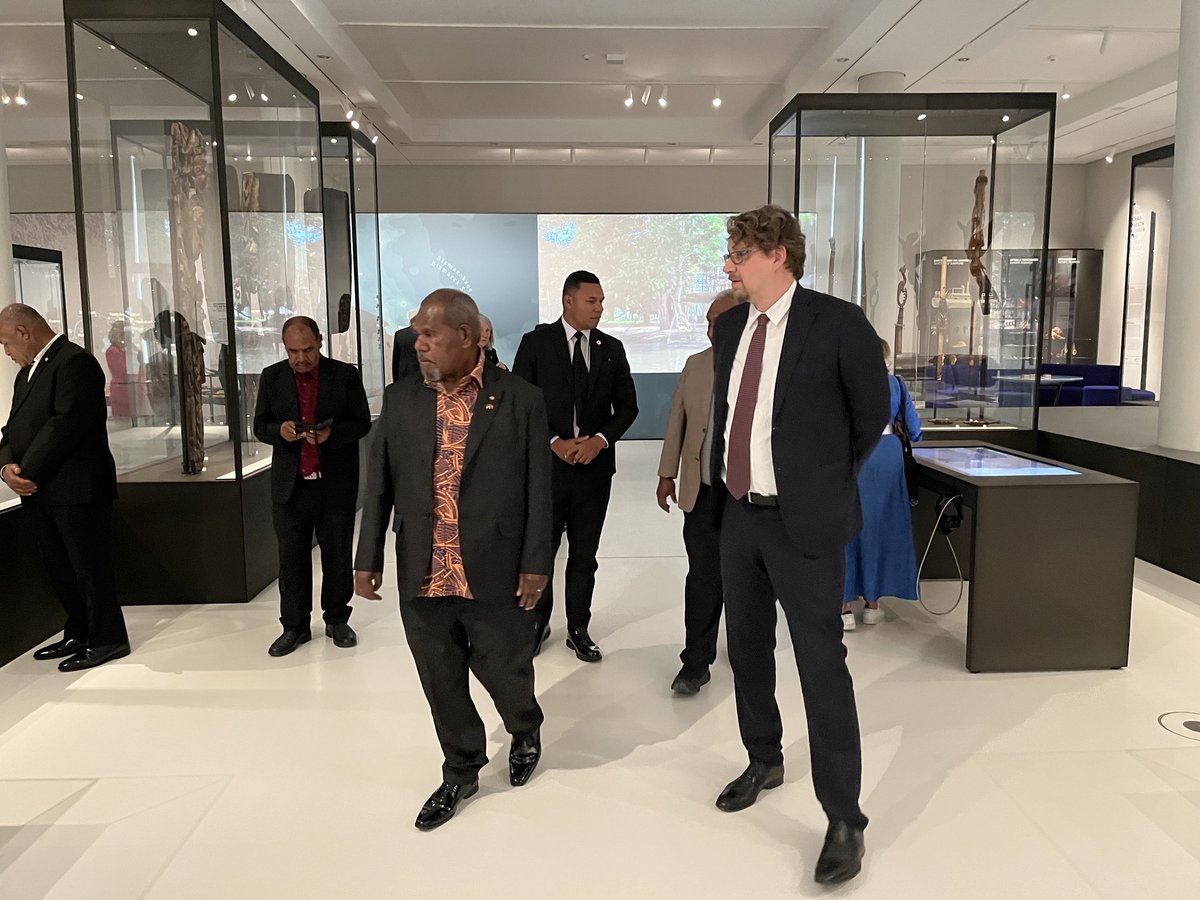 GermanyInOz's tweet image. 🇵🇬🤝🇩🇪 A special visit to the #HumboldtForum!
Sir Robert Dadae, Governor-General of #PapuaNewGuinea, was cordially welcomed to the Ethnological Museum in Berlin.
Guided by Alexis von Poser, he explored the #OceaniaExhibition — a tribute to the Pacific’s rich cultural heritage.