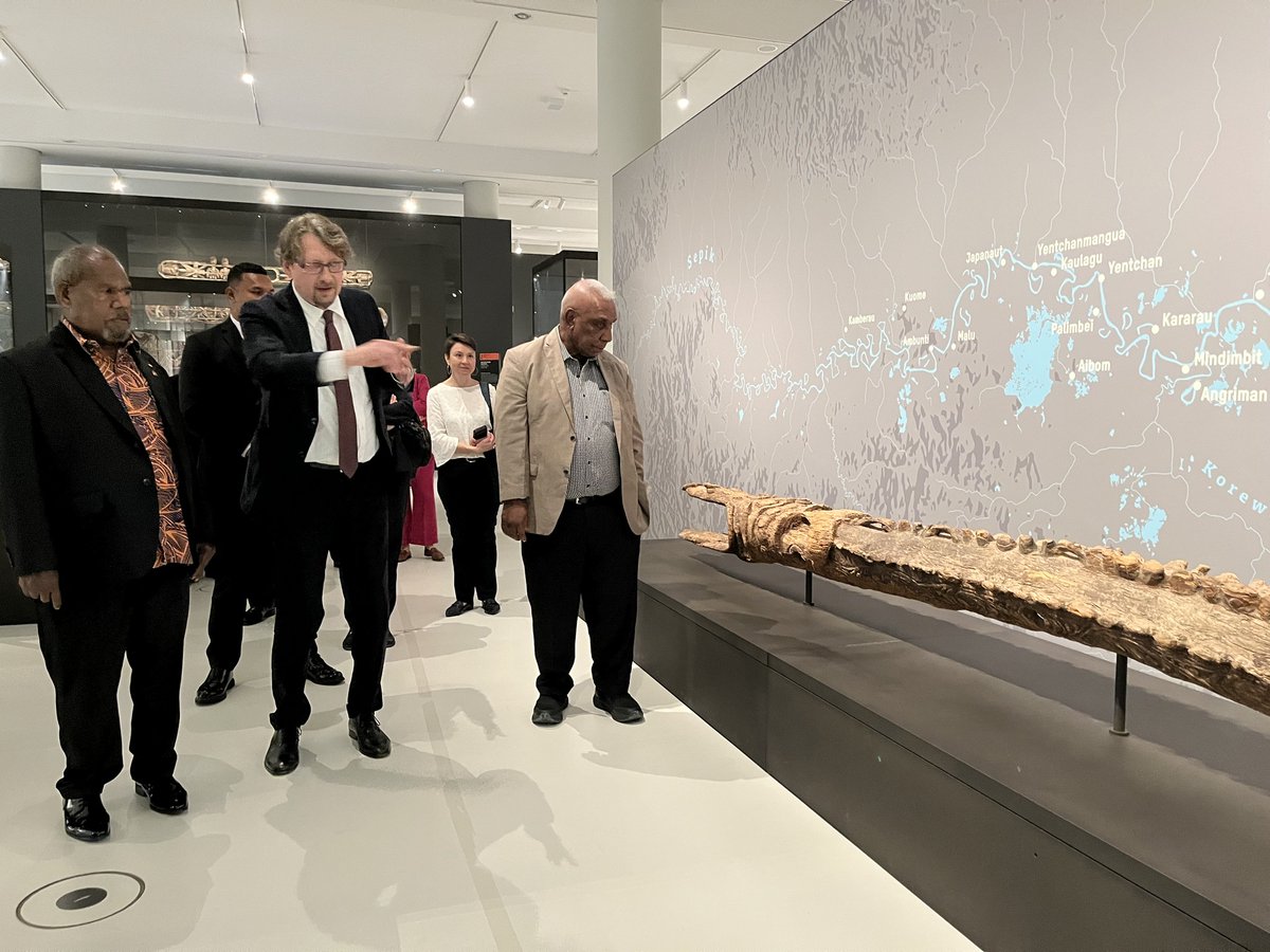 GermanyInOz's tweet image. 🇵🇬🤝🇩🇪 A special visit to the #HumboldtForum!
Sir Robert Dadae, Governor-General of #PapuaNewGuinea, was cordially welcomed to the Ethnological Museum in Berlin.
Guided by Alexis von Poser, he explored the #OceaniaExhibition — a tribute to the Pacific’s rich cultural heritage.