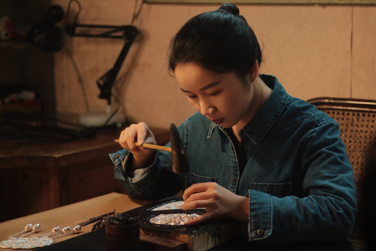ChinaDaily's tweet image. With support from the Ministry of Culture and Tourism&apos;s intangible cultural heritage training program, traditional #crafts are finding a fresh, modern voice.

Wan Lanfang, a young Miao silver artist, blends #silverwork with #embroidery, bamboo weaving, and more-proving that…