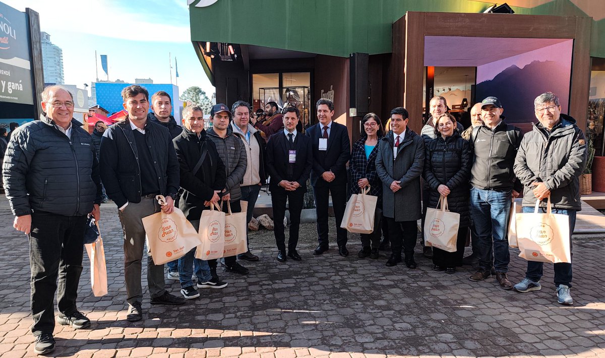 🇨🇱 En La Rural  delegaciones chilenas fueron recibidas por autoridades de la provincia de San Juan:

🔹 Gustavo Fernández, Ministro de Producción, Trabajo e Innovación
🔹 Juan Pablo Perea Fontivero, Ministro de Minería
🔹 Guido Romero, Ministro de Turismo, Cultura y Deporte