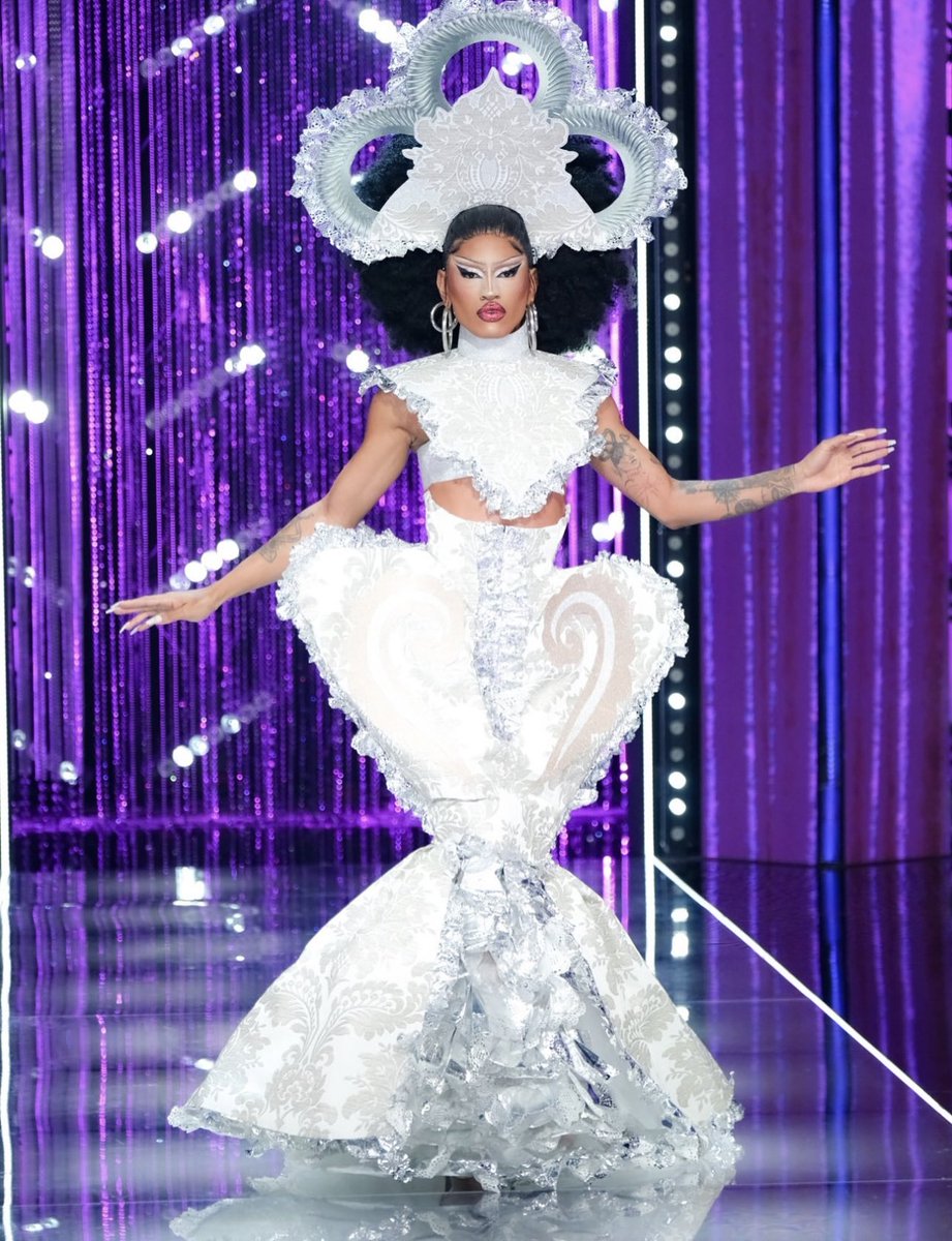 Angeriavm's tweet image. LISTEN!!!! This is gonna go down as one of the best design challenge looks in herstory!! Keep in mind, this look is made entirely of paper materials!! Wow!! Adora Black, I am amazed by you!! 👏🏾👏🏾🇧🇷❤️ #DragRaceBR
