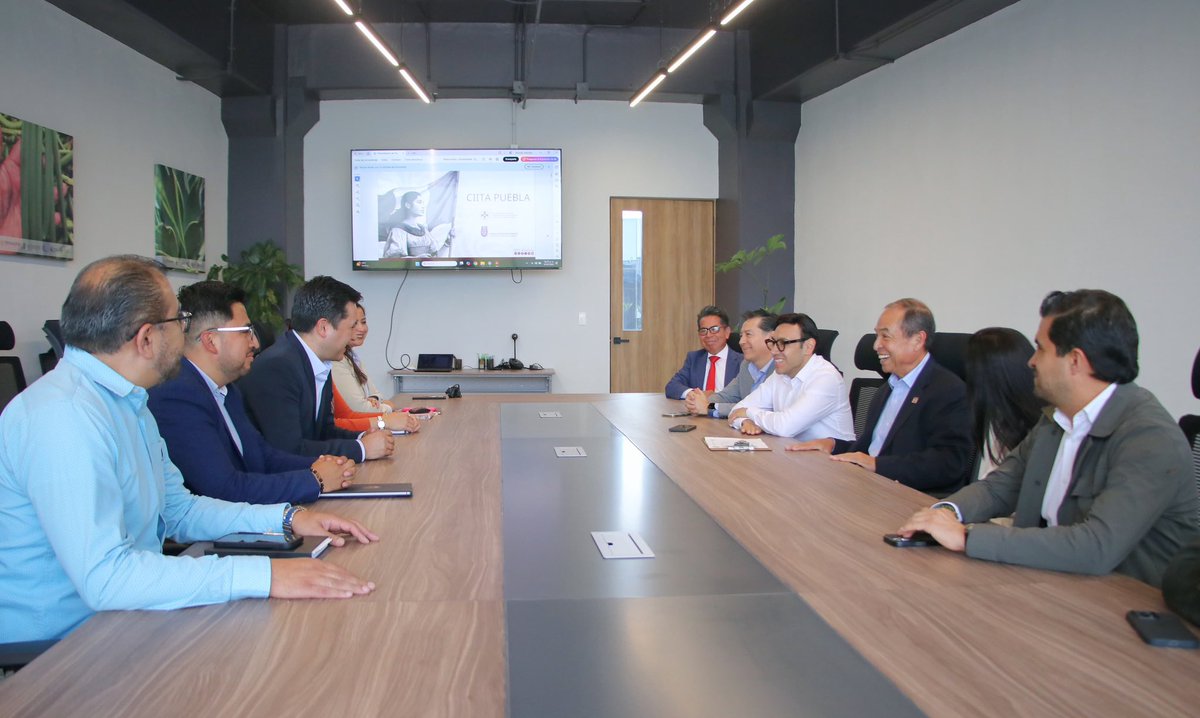 SedetraGobPue's tweet photo. El titular @VictorGabCh y representantes de la @SE_mx recorrieron la @CapitalTSGobPue para verificar los avances en la consolidación del polo de desarrollo económico para el bienestar, un proyecto que impulsa el desarrollo regional y genera bienestar para las y los poblanos. https://t.co/wxfkHVdtOx