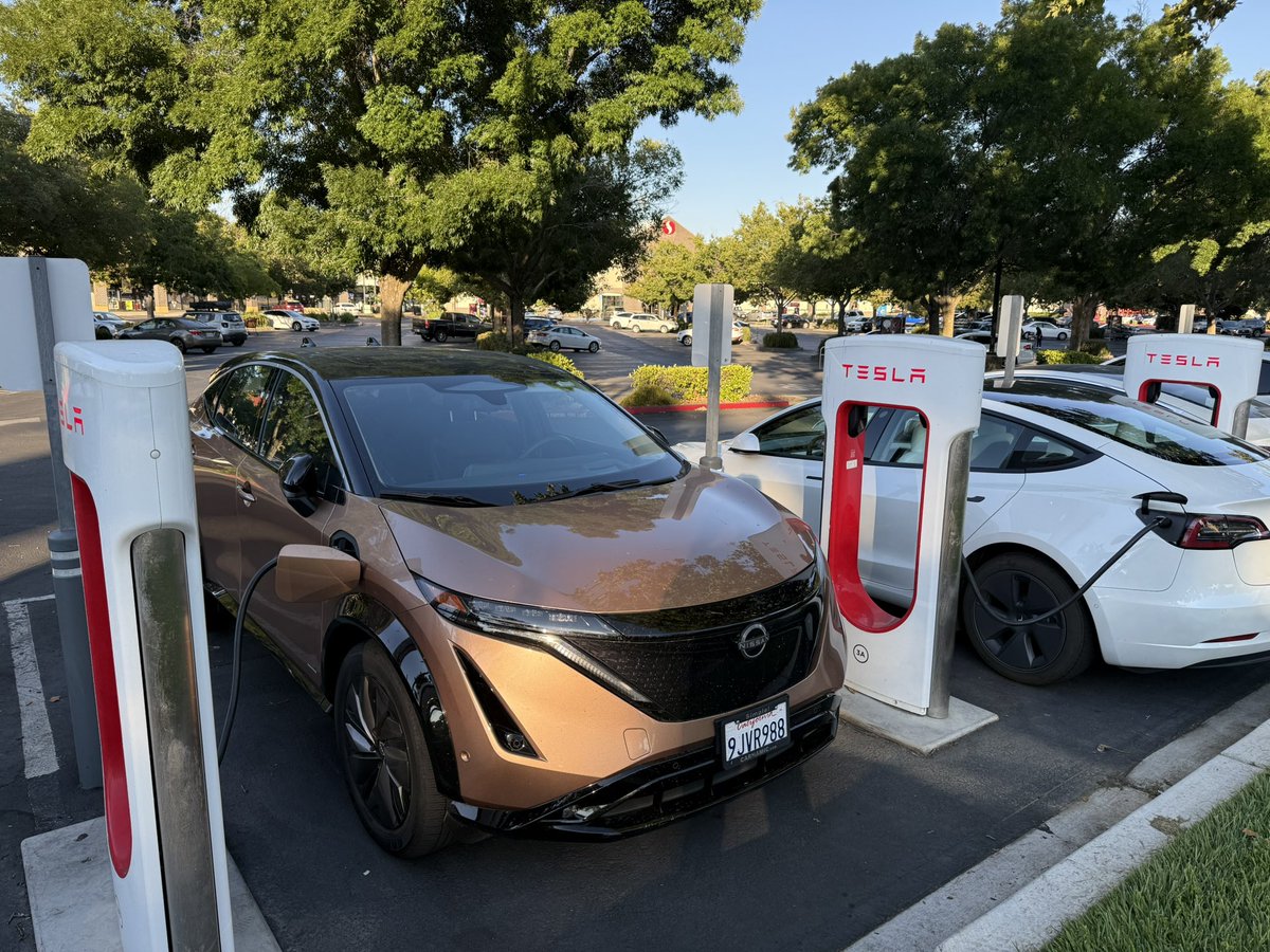 TailosiveEV's tweet image. Shoutout to Nissan for the optimal charge port location 👌🏼 this station is completely full now as I plugged in.
If they had put the charge port on the other side I’d be waiting in line cause they’d occupy two stalls.
Real world difference! 🙌🏼