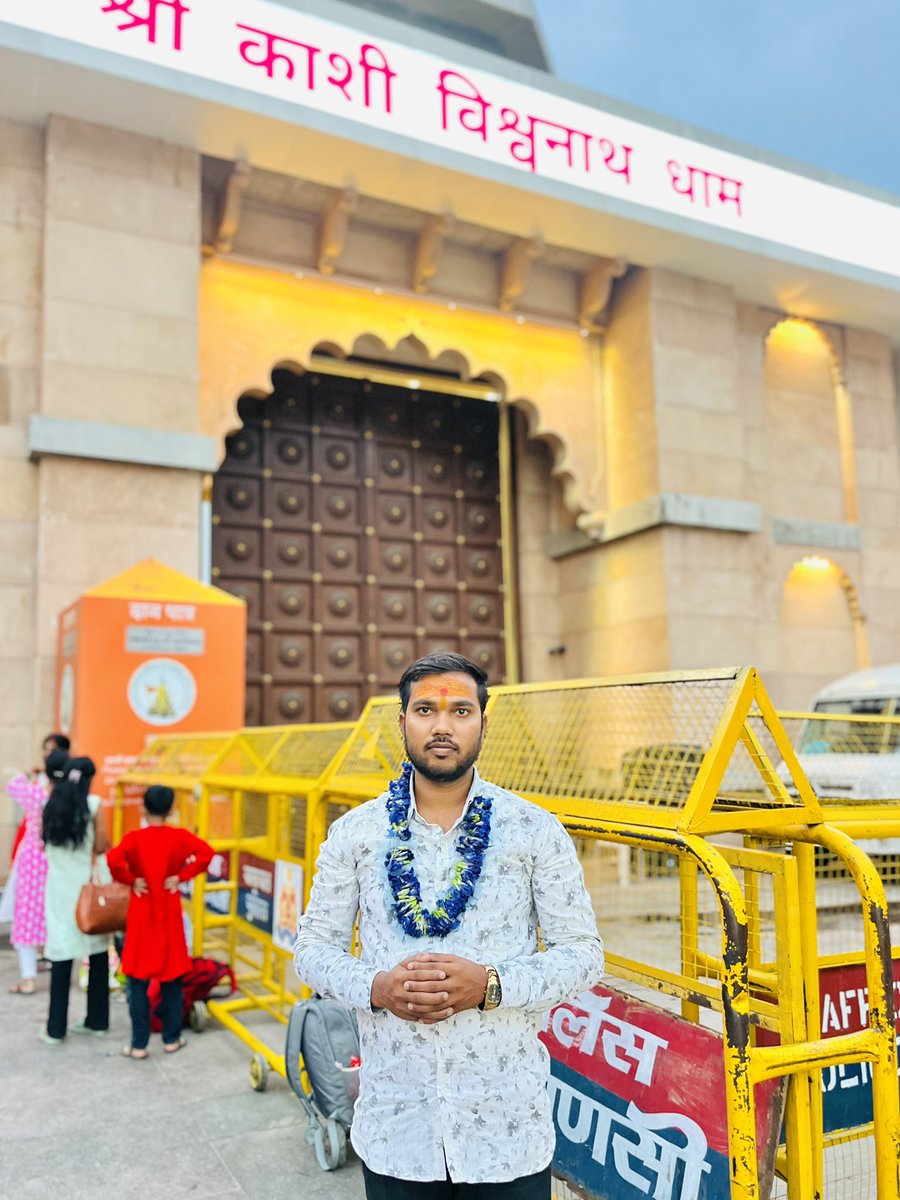 ravindrapatel_'s tweet photo. सानन्दमानन्दवने वसन्तमानन्दकन्दं हतपापवृन्दम्।
वाराणसीनाथमनाथनाथं श्रीविश्वनाथं शरणं प्रपद्ये ॥
श्रीविश्वनाथं शरणं प्रपद्ये ॥

श्रावण मास के पावन अवसर पर मेरे आराध्य बाबा श्री काशी विश्वनाथ जी के दर्शन करने का सौभाग्य मिला।

महादेव सर्व समाज का कल्याण करें।
हर हर महादेव 🙏🏻❤️ https://t.co/d2NPfgulnd