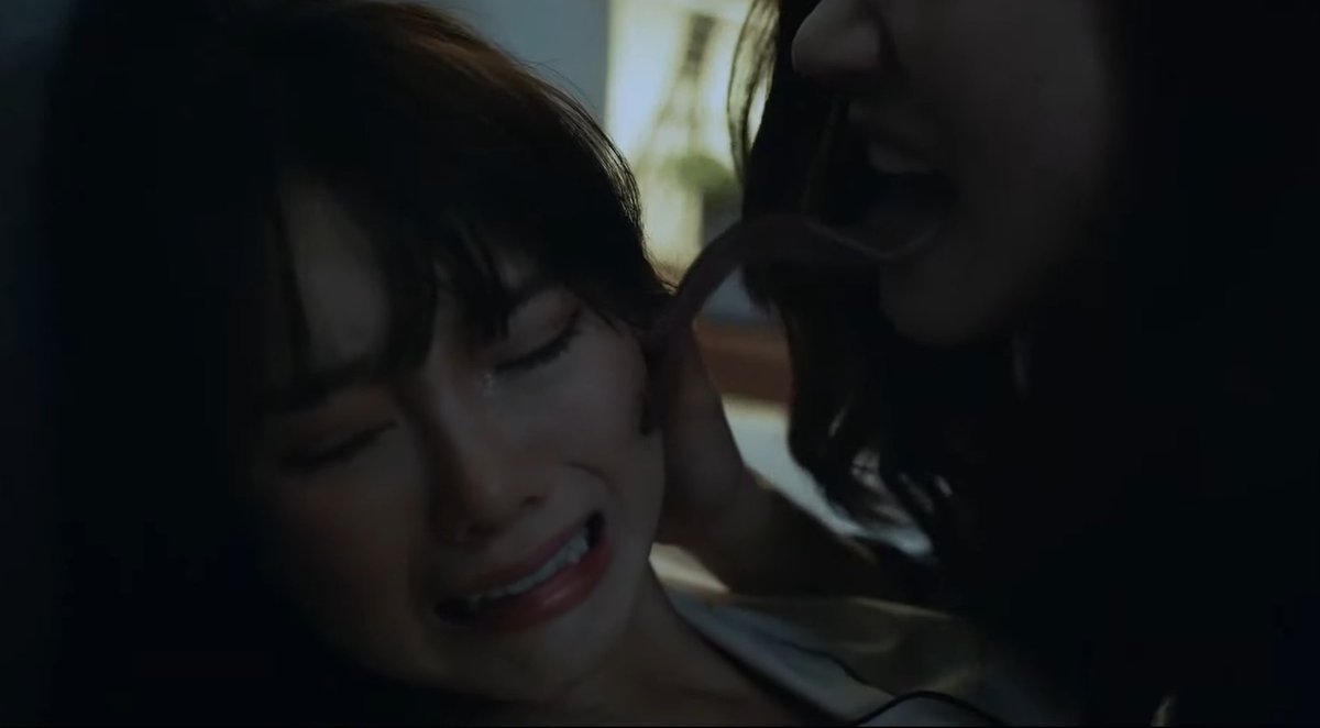 ดูจบละอยากเป็นลม จอมขวัญน่ากลัวกว่าในหนังสือร้อยเท่า มาดูเบื้องหลังละแบบ ห้ะ ไม่ได้ซีจีเหรอ หน้าสยองไม่ไหว หนูกลัว 😭😭😭

ใดๆ คือมุมกล้องถูกต้อง ซีจีถูกต้อง เคมีนักแสดงถูกต้อง เป็นอีกเรื่องที่น่าสนใจมากในปีนี้ค่ะ รอติดตาม 👻🔥

#PILOT_RUNAWAY 
#RunawayTheseries 
#หนีไปก็ตายเปล่า