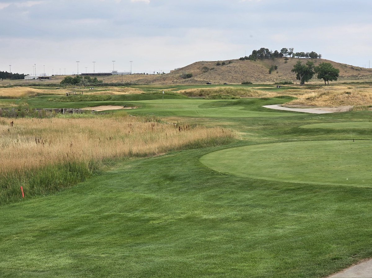 OrsonRosas's tweet image. Riverdale Dunes, Brighton, CO (Perry and Pete Dye)
20-25 minutes from Denver Airport, this course is a great option for anyone passing through. At $68 to ride on a weekday, it's serious value for what it offers.