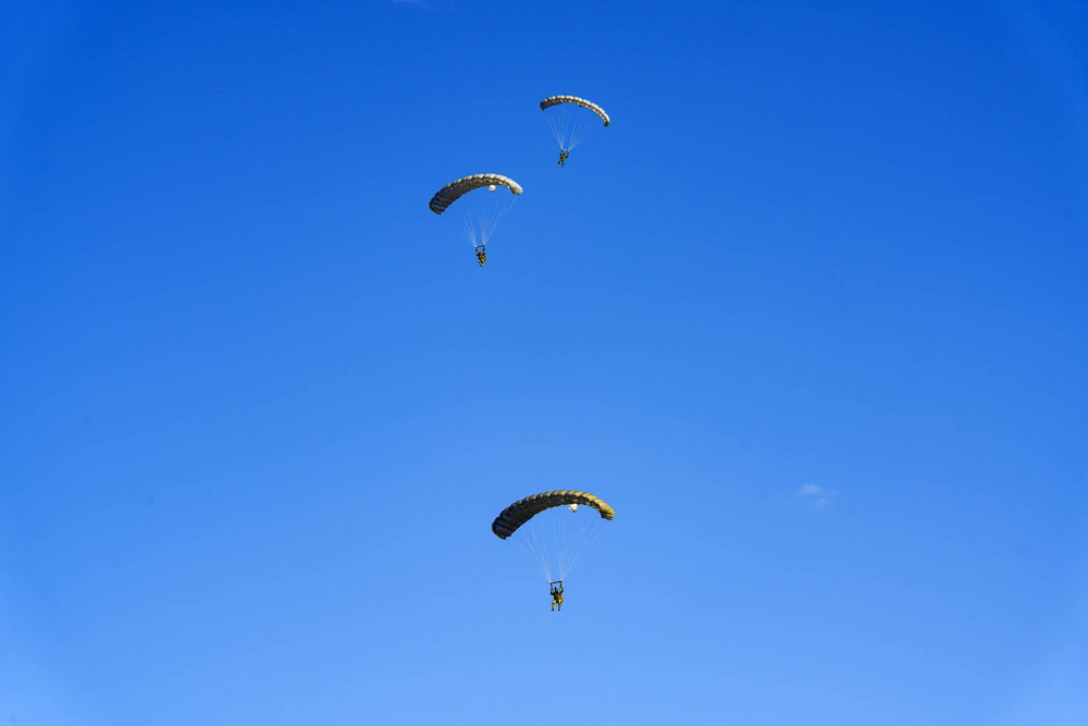 INDOPACOM's tweet image. 🪂 @usairforce Special Tactics #Airmen conduct a Military Free Fall during #TalismanSabre25—highlighting rapid insertion & #JointForce integration in the #FreeAndOpenIndoPacific.
📍 #Australia
📸 A1C Gracelyn Hess
