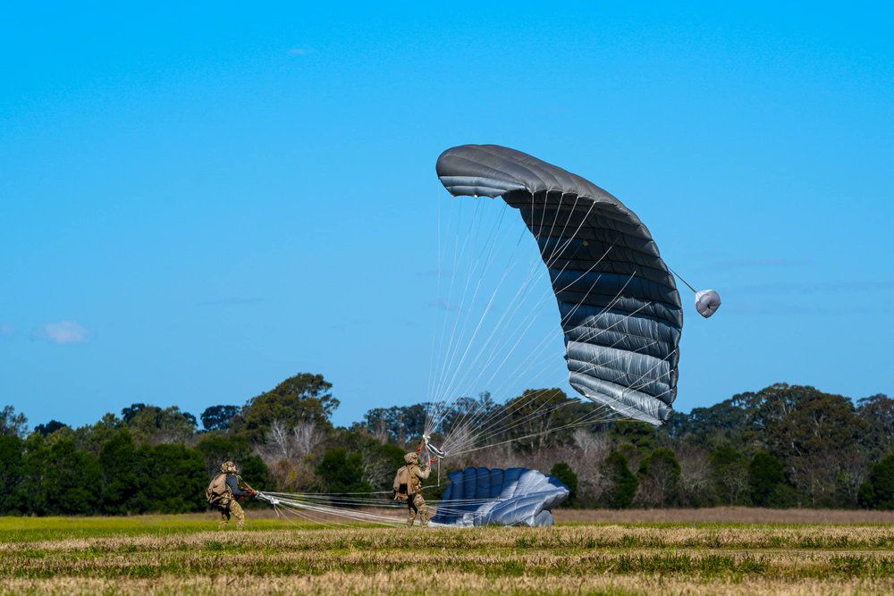 INDOPACOM's tweet image. 🪂 @usairforce Special Tactics #Airmen conduct a Military Free Fall during #TalismanSabre25—highlighting rapid insertion & #JointForce integration in the #FreeAndOpenIndoPacific.
📍 #Australia
📸 A1C Gracelyn Hess