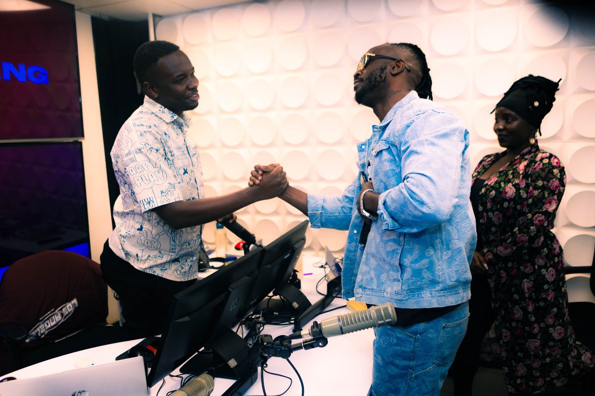 anyikopr's tweet image. Ugandan powerhouse @BebeCoolUG hit the airwaves on @Kiss100kenya #MorningKiss with Muchina & Cyd to talk about his journey, evolution, & inspiration behind his new album #BreakTheChains 🔥🎶🇺🇬
Appreciate you @MuchinaMwangi @CydWambui for the warm welcome and good vibes! 🙌📻