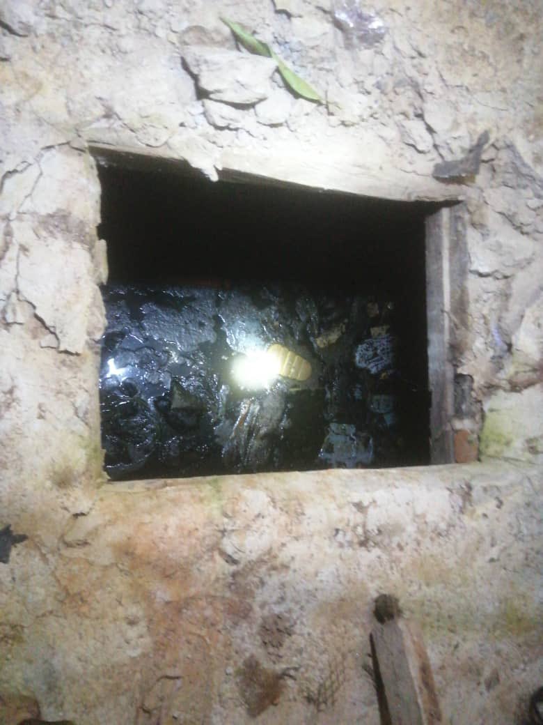 Jossy_Dannyking's tweet image. FCT Police have arrested one Philip of Durumi 2, Abuja, over the tragic drowning of a 3-year-old boy in an uncovered septic tank allegedly left exposed through his negligence. CP FCT urges parents to monitor their children and prioritise environmental safety.🦜