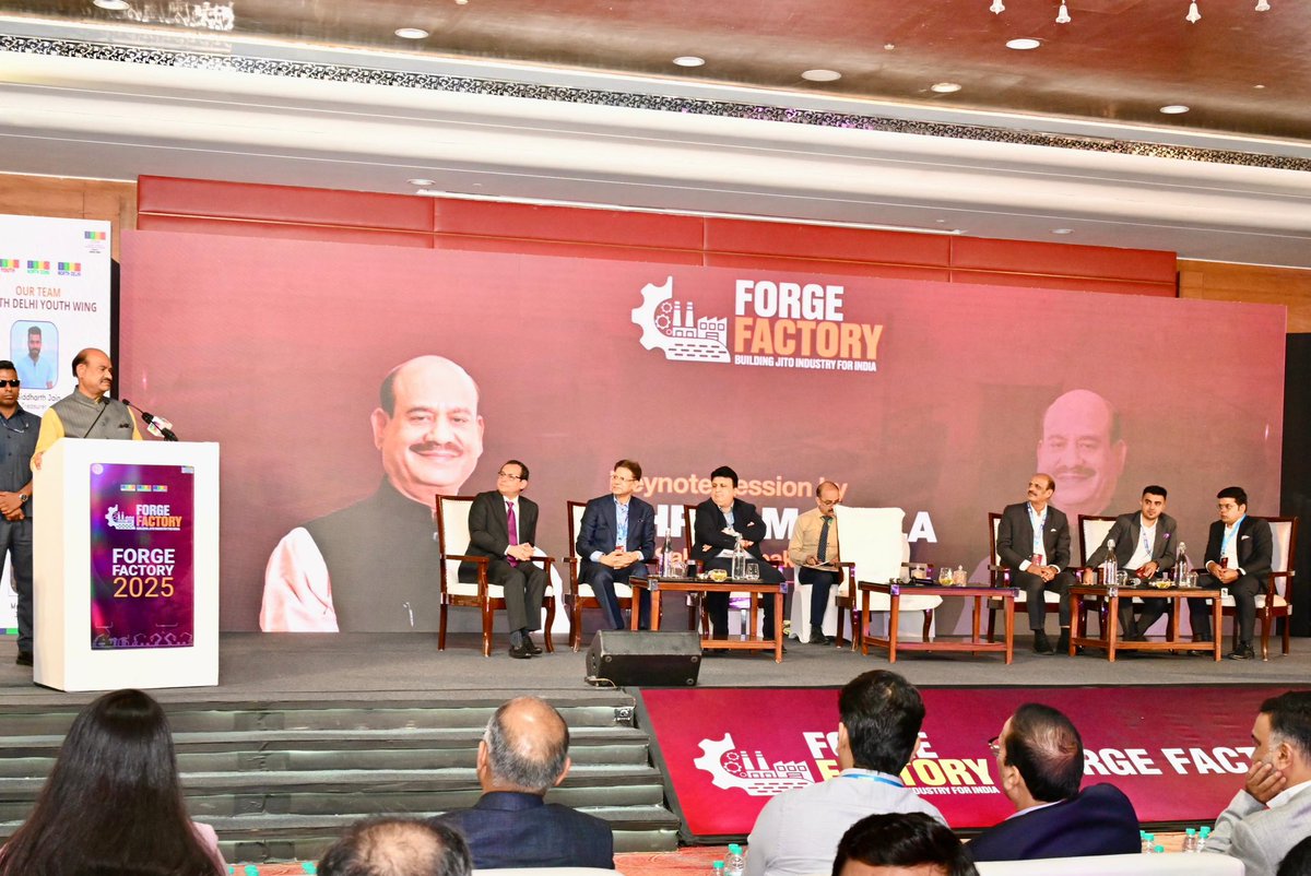ombirlakota's tweet photo. आज गुड़गांव में Jain International Trade Organisation (JITO) द्वारा आयोजित “JITEM Youth Conclave 2025” को संबोधित किया।

2047 तक भारत को विकसित राष्ट्र बनाने की इस यात्रा में हमारे युवाओं को सही मार्गदर्शन, तकनीकी सहयोग और नीति-निर्माण की आवश्यकता है। इस पुनीत संकल्प की सिद्धि के लिए समाज और राष्ट्र के सर्वांगीण विकास में सामजिक संगठनों की भूमिका अत्यंत महत्वपूर्ण है।
JITO इस दिशा में एक आदर्श उदाहरण प्रस्तुत कर रहा है। आर्थिक, शैक्षणिक और सेवामूलक गतिविधियों के माध्यम से यह संगठन न केवल जैन समाज को सशक्त बना रहा है, बल्कि भारत के विकास में भी प्रभावी योगदान दे रहा है।

"अंत्योदय" की भावना को चरितार्थ करते हुए यह सुनिश्चित करना कि समाज का कोई भी व्यक्ति प्रगति की दौड़ में पीछे न छूटे यही हमारी साझा जिम्मेदारी है। जैन समाज के प्रयास इस दिशा में प्रेरक और अनुकरणीय हैं।
भारत का युवा केवल संख्या में ही नहीं, संकल्प में भी विशाल है। उसमें है बदलाव का जुनून, भविष्य गढ़ने की क्षमता और राष्ट्र निर्माण का जज़्बा।
आज हमारे युवा सिर्फ नौकरी खोजने वाले नहीं, बल्कि नौकरी देने वाले बन रहे हैं, Start-up India, Skill India, Make in India और Green Energy Mission जैसे अभियानों ने उनकी ऊर्जा को दिशा दी है।