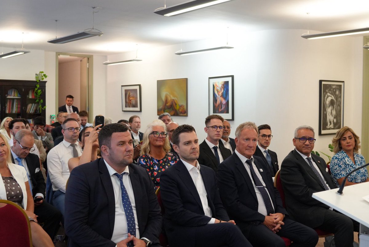 TimcoMucunski's tweet image. 🇲🇰🇬🇧 After the signing of the Strategic Partnership Declaration, I had the opportunity to address over 50 British companies at a business forum for attracting foreign investments.
🔹 Encouraged UK companies to explore our market
🔹 Outlined Government initiatives to improve the…