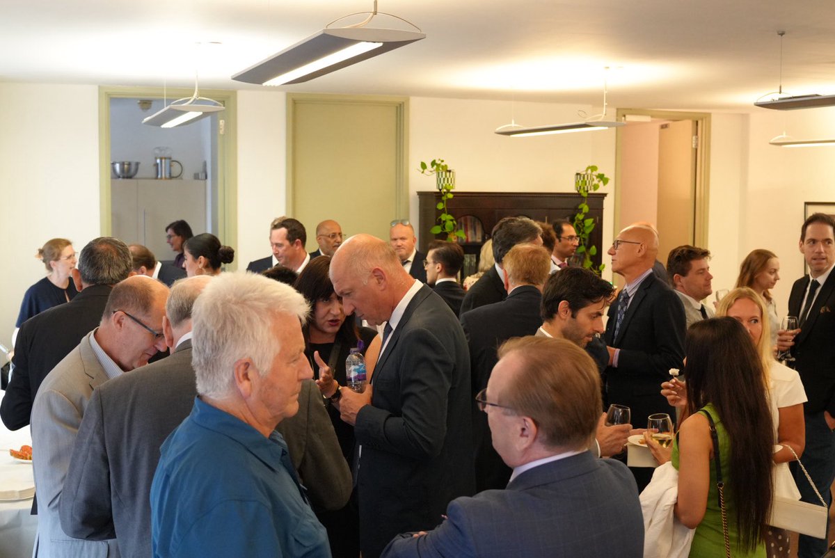 TimcoMucunski's tweet image. 🇲🇰🇬🇧 After the signing of the Strategic Partnership Declaration, I had the opportunity to address over 50 British companies at a business forum for attracting foreign investments.
🔹 Encouraged UK companies to explore our market
🔹 Outlined Government initiatives to improve the…