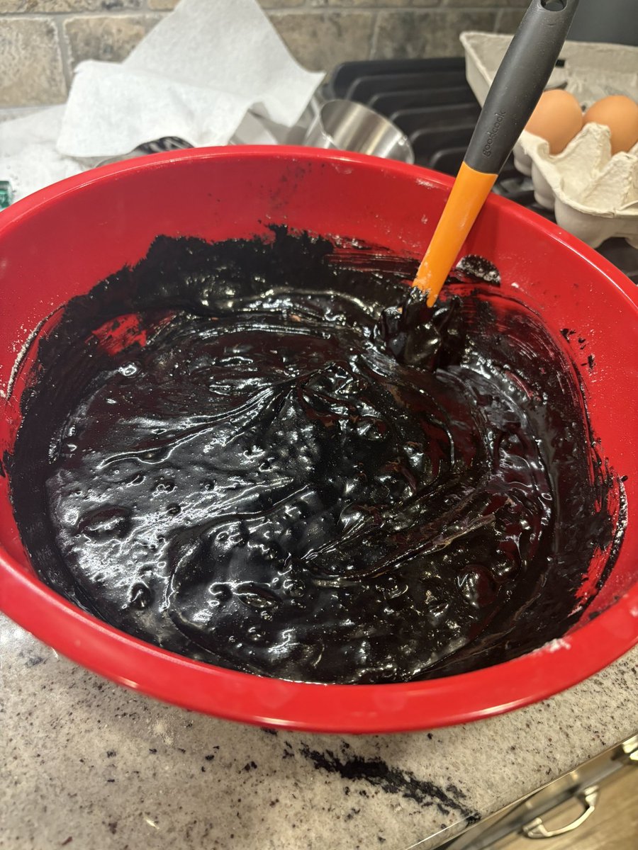 piinkpawz's tweet image. baking a brownie cake 4 my friends birthday and the batter is litterally black help..