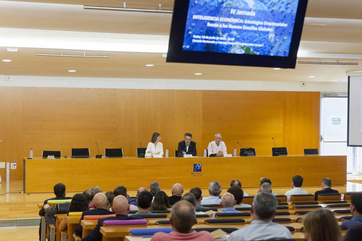Celebrada la IV Jornada del Aula Vittoriano Bitossi de 
Colorobbia en la <a href="/UJIuniversitat/">Universitat Jaume I</a> 

Reunió a expertos del ámbito académico y empresarial para analizar cómo afrontar con éxito los retos del actual contexto global.

🔗Lee el artículo completo: secv.es/prensa/celebra…