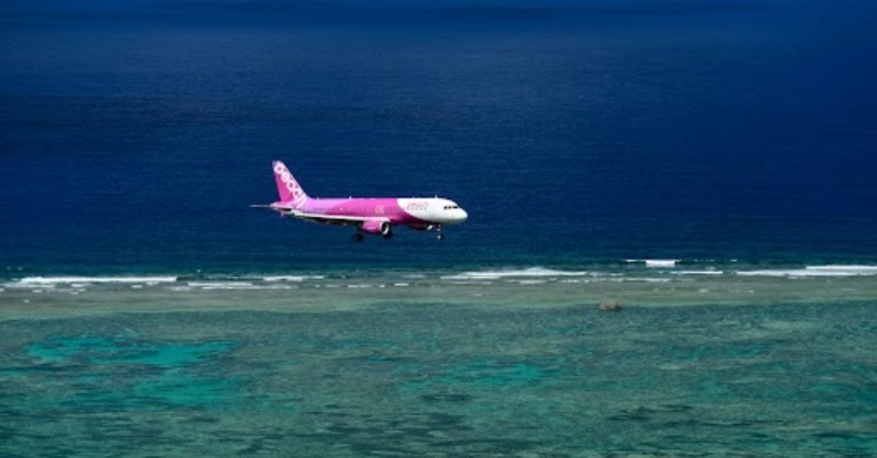 7月21日は #海の日 🏖️ 青い海にピンクの機体が映える季節🩵🩷 この夏