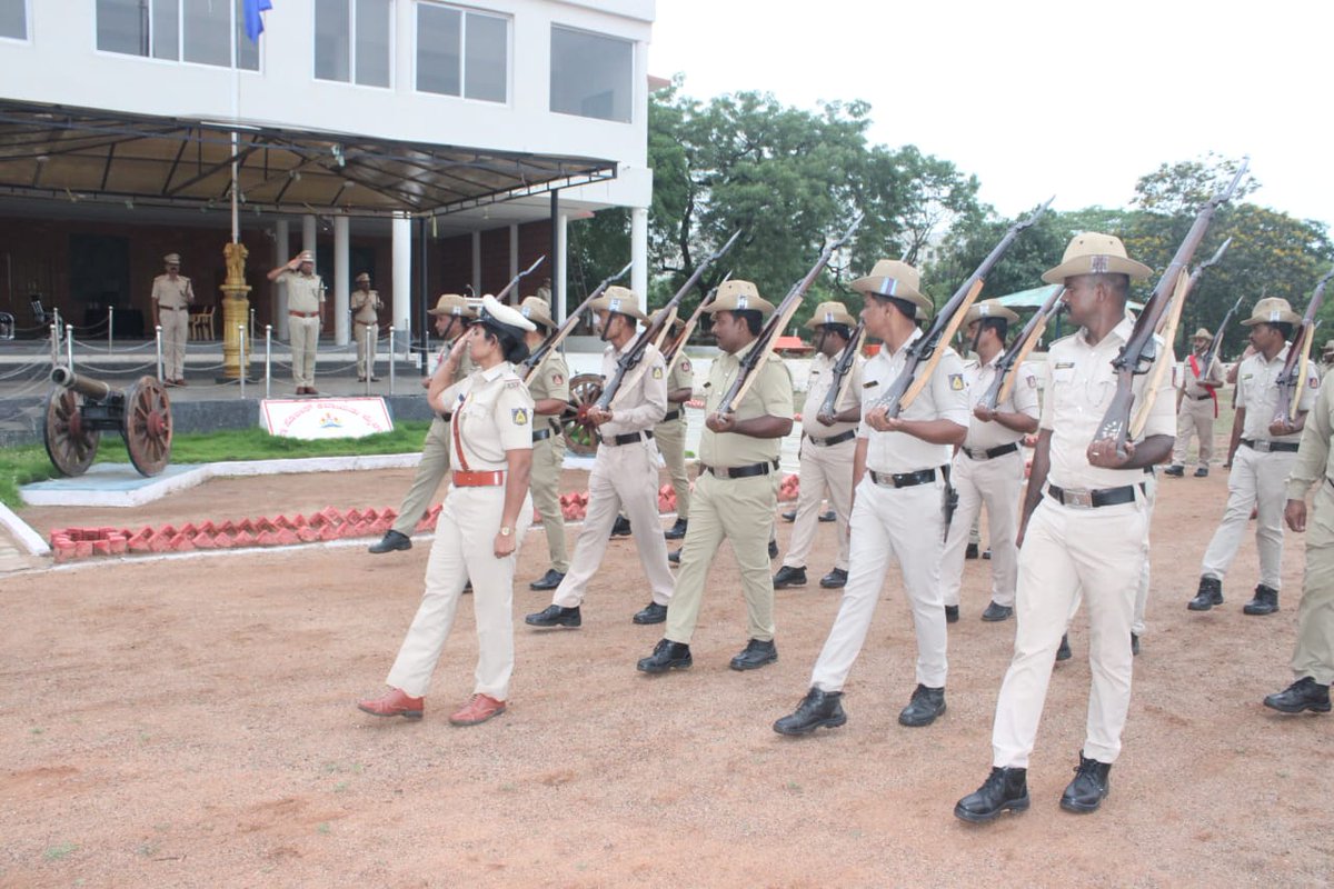 KALABURAGI DISTRICT POLICE (@klbdistpolice) on Twitter photo ಇಂದು ಕಲಬುರಗಿ ಜಿಲ್ಲಾ ಡಿ.ಎ.ಆರ್ ಕವಾಯತ ಮೈದಾನದಲ್ಲಿ ಶ್ರೀ ಅಡ್ಡೂರು ಶ್ರೀನಿವಾಸುಲು ಐ.ಪಿ.ಎಸ್ ಪೊಲೀಸ ಅಧೀಕ್ಷಕರು, ಕಲಬುರಗಿ ಜಿಲ್ಲೆ ರವರು ವಾರದ ಕವಾಯತು ಗೌರವ ವಂದನೆ ಸ್ವೀಕರಿಸಿ, ಕವಾಯತಿನ ಪರಿವೀಕ್ಷಣೆ ಮಾಡಿದರು. <a href="/DgpKarnataka/">DGP KARNATAKA</a> <a href="/HithendrarR/">Hithendra R</a> ಇಂದು ಕಲಬುರಗಿ ಜಿಲ್ಲಾ ಡಿ.ಎ.ಆರ್ ಕವಾಯತ ಮೈದಾನದಲ್ಲಿ ಶ್ರೀ ಅಡ್ಡೂರು ಶ್ರೀನಿವಾಸುಲು ಐ.ಪಿ.ಎಸ್ ಪೊಲೀಸ ಅಧೀಕ್ಷಕರು, ಕಲಬುರಗಿ ಜಿಲ್ಲೆ ರವರು ವಾರದ ಕವಾಯತು ಗೌರವ ವಂದನೆ ಸ್ವೀಕರಿಸಿ, ಕವಾಯತಿನ ಪರಿವೀಕ್ಷಣೆ ಮಾಡಿದರು. <a href="/DgpKarnataka/">DGP KARNATAKA</a> <a href="/HithendrarR/">Hithendra R</a>