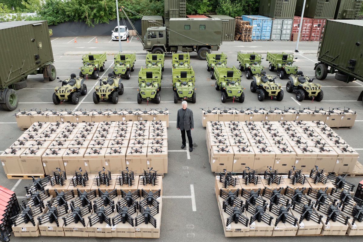 poroshenko's tweet image. Кінець робочого тижня, але в нас немає ні вихідних, ні свят, ні «канікул».
Тому сьогодні вирушаємо допомагати тим, хто боронить Донецький та Запорізький напрямки. Веземо все, що бачите на фото: це і FPV, і квадроцикли, і техніку, і електроніку. А також уже 275-й лазне-пральний…