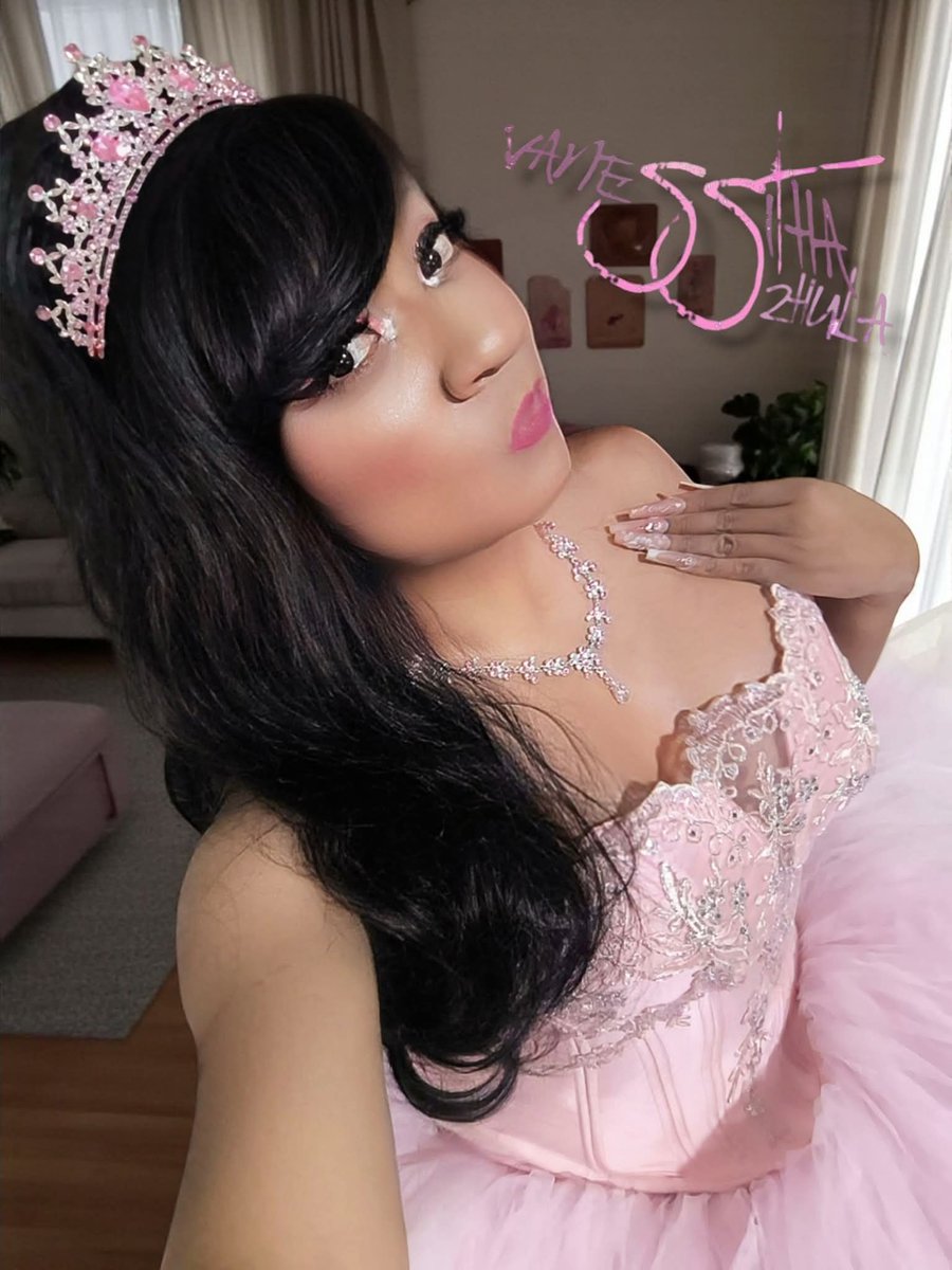 Cuando era niño, y quería usar el rosa me decían que ese color solo era para las niñas. 💕

Así que mejor me convertí en una, para poder usarlo siempre

Att. Princess Vane 💖