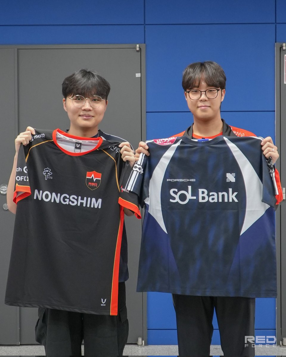 nsr_valorant's tweet image. [📸PHOTO] #VALORANT

Jersey Swap👊 @Dambi_vlrt
w. HYUNMIN

#NONGSHIM #NSRedForce #NSwin #농심레드포스 #NS_photo
#Dambi #Rb #VCT #VCTPacific #RisePacific