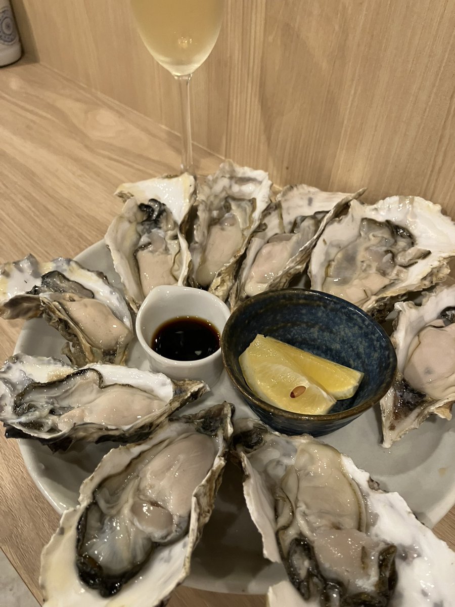 無性に牡蠣吸いしたくなったので、
「かきのおきて」へかけ込む。
常時、三陸産の生ガキが１個110円で食べれます✨
滞在時間10分程度🦪満足です☺️🙏