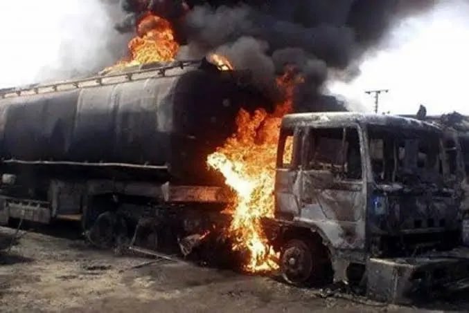 Oyoaffairs's tweet image. Tanker Carrying 33,000 Litres of PMS Explodes After Colliding with Vehicles in Ibadan | oyoaffairs.net/tanker-carryin…