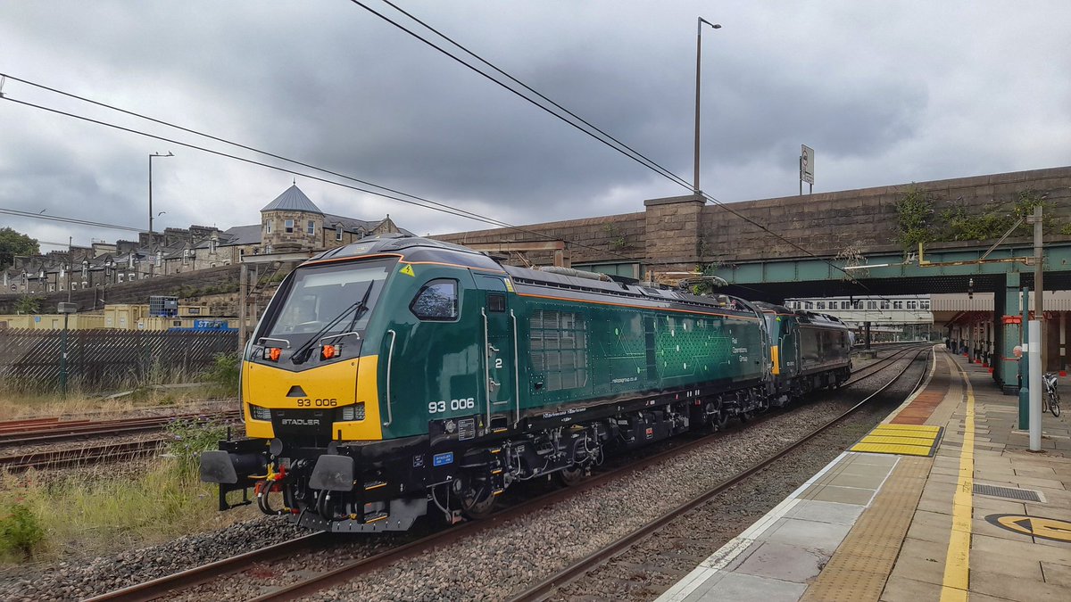 SpotterIan's tweet image. Good morning everyone on this Friday .Have a super day. 93006 and 93010 poses at Lancaster. @RailOpsGroup