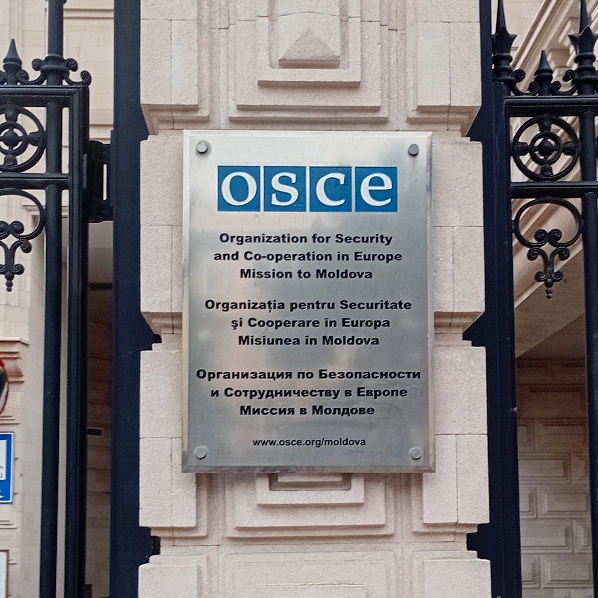 Bent2Johanna's tweet image. Chisinau, Moldavië. Mooie stad, s'avonds laat kuiert men nog rustig langs het meertje, veel koffie tentjes, geen politie gezien en geen narigheid gezien en geen afval op de straat...