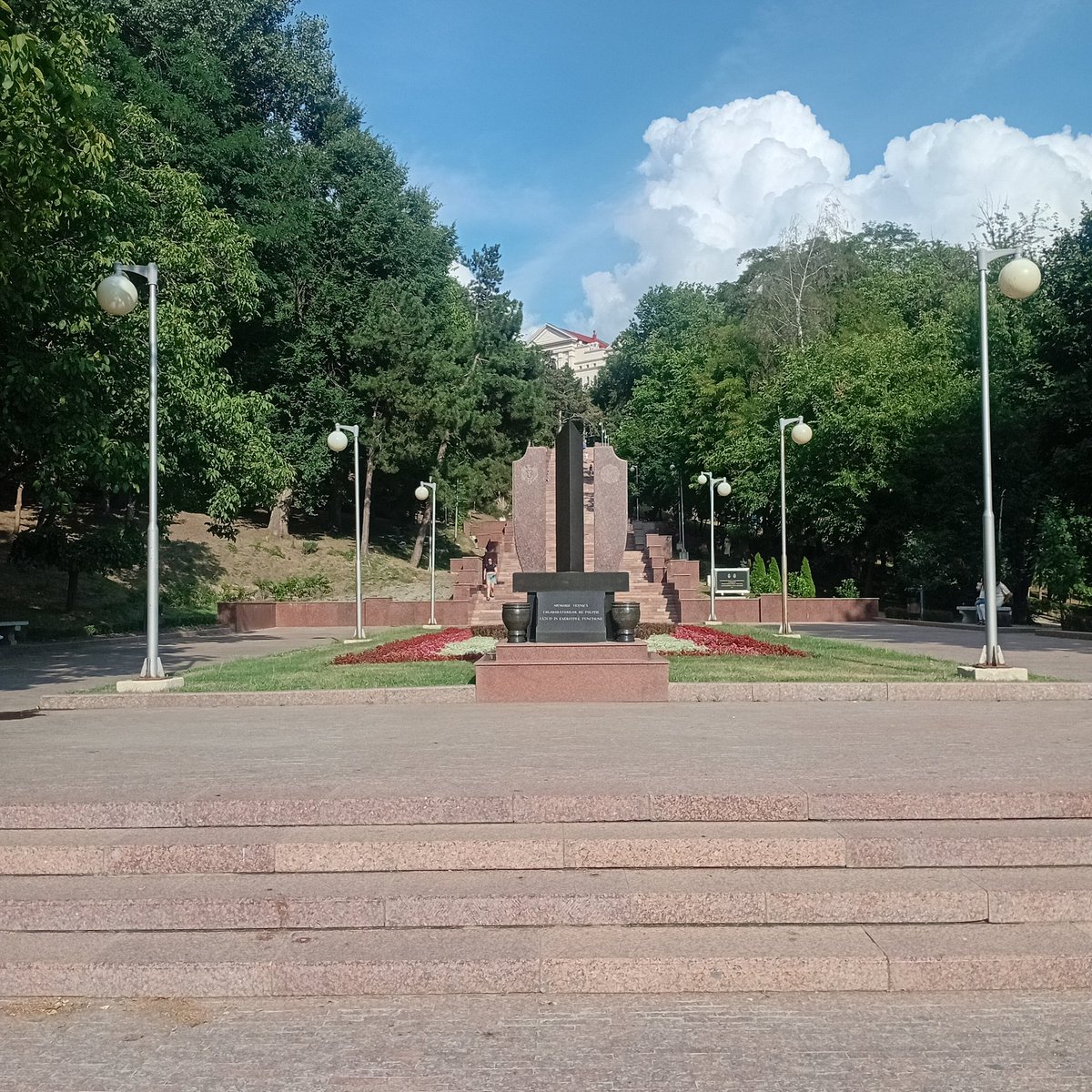 Bent2Johanna's tweet image. Chisinau, Moldavië. Mooie stad, s'avonds laat kuiert men nog rustig langs het meertje, veel koffie tentjes, geen politie gezien en geen narigheid gezien en geen afval op de straat...