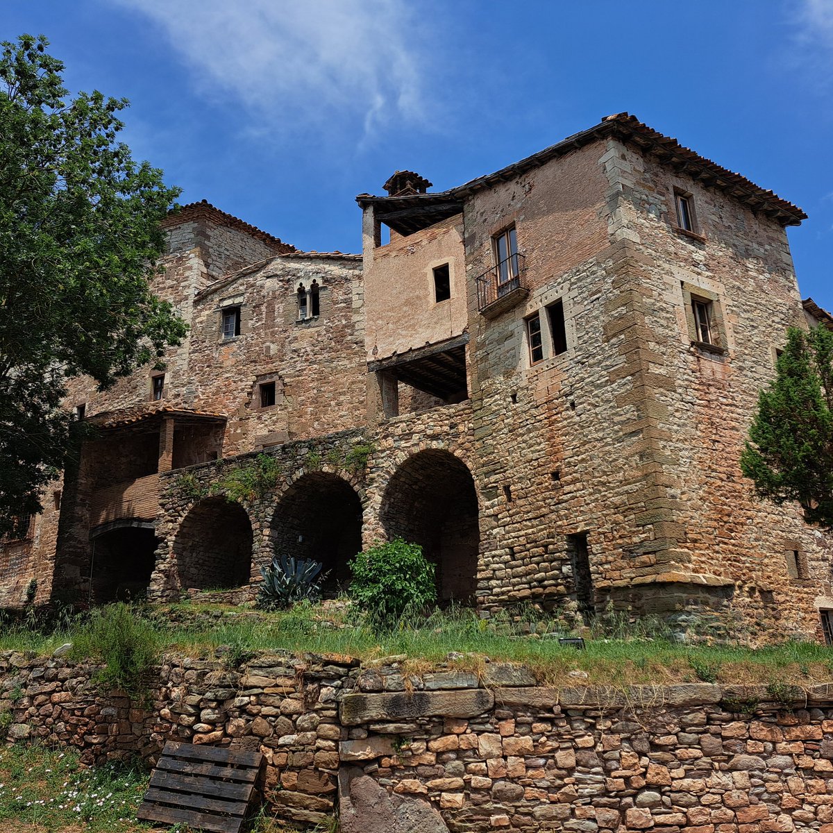 estatcat_'s tweet photo. La Caçadora de Masies (@martamasies) denuncia que l’entorn d’un casal gòtic del Moianès és en perill per la construcció d’una planta de biogàs
https://t.co/aI24h1NBXf https://t.co/xA0kGS4QZQ