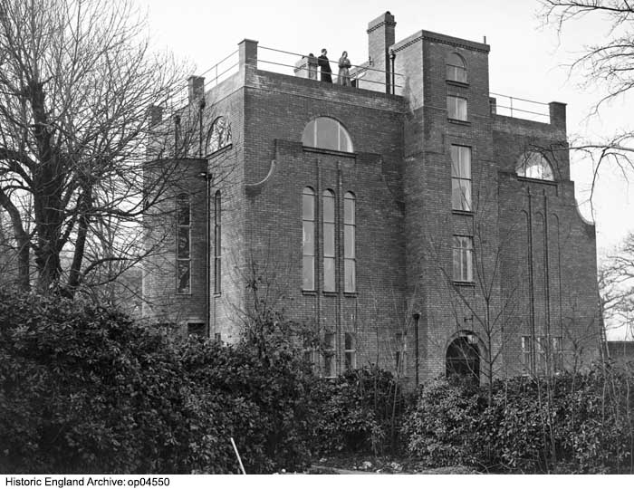 HE_Archive's tweet image. Today's image from the Historic England Archive is a view of Dorich House, Kingston-Upon-Thames, home and studio of artist Dora Gordine. Dora and her husband Richard Hare are standing on the roof.
See more Archive images of Dorich House👇
historicengland.org.uk/images-books/p…
#DorichHouse