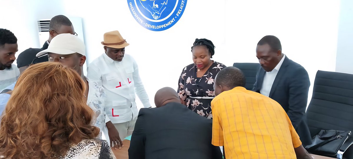 [ACTUALITÉ POLITIQUE G6]

Le 16 juillet 2025, aux côtés du bâtisseur #NZOGHERodrigue, j’ai eu l’honneur de présider une rencontre avec un collectif de jeunes engagés de l’UDB du département de la Lopé au siège du parti #UDB