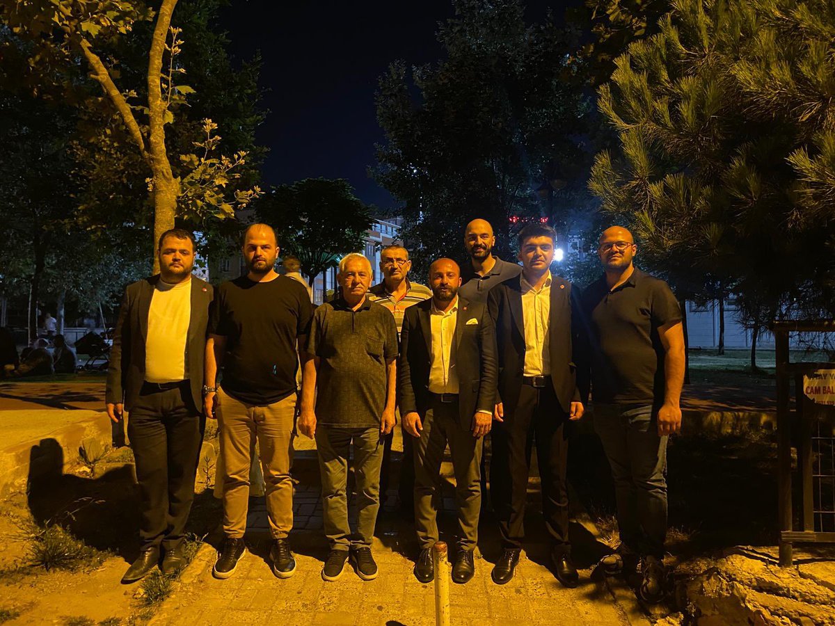 Gece nöbeti rotamızı bu kez Eyüpsultan’ın Karadolap Mahallesi’ne çevirdik🌙

Sokağa adım attığımız anda mahalle sakinlerinin samimiyeti içimizi ısıttı.
Kimisi yanımıza gelip derdini paylaştı, fikrini söyledi. Hep birlikte uzun uzun konuştuk, dinledik.

Biz İstanbul’un her