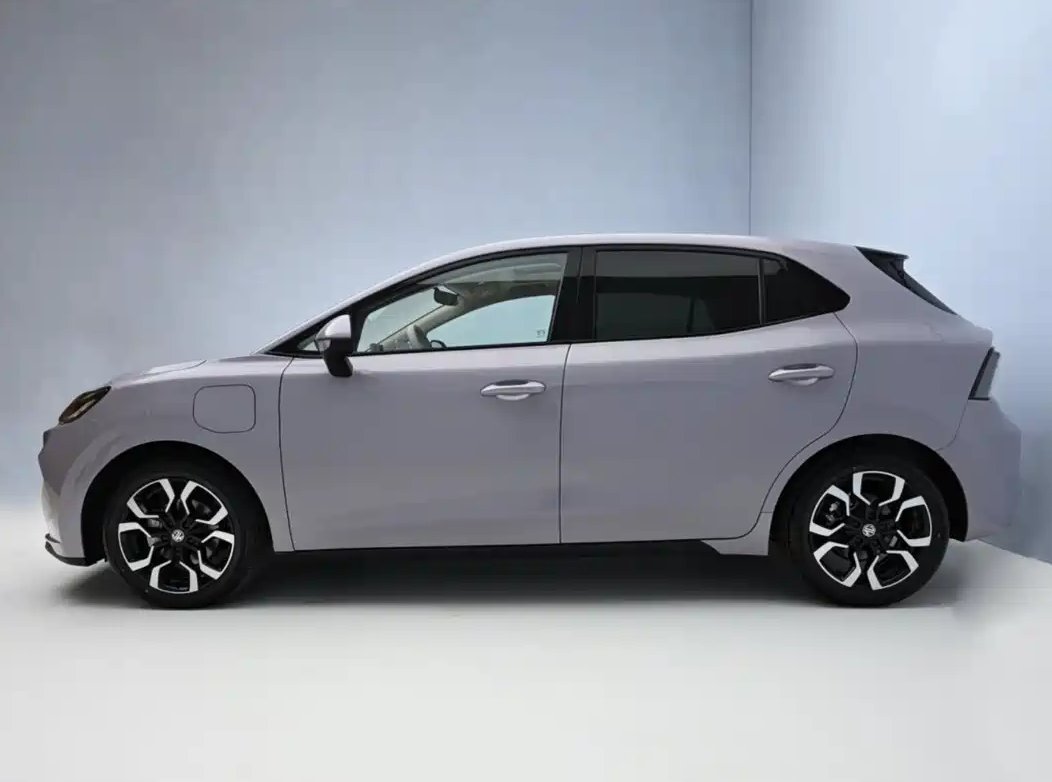 TychodeFeijter's tweet image. New MG4 electric hatchback for China - new photos.
MG is a Chinese car brand owned by SAIC. The new MG4 is a compact electric hatchback. MG says the MG Cyberster sports car inspired the design of the MG4.
The dashboard has a 12.3-inch infotainment screen, an oddly-shaped…