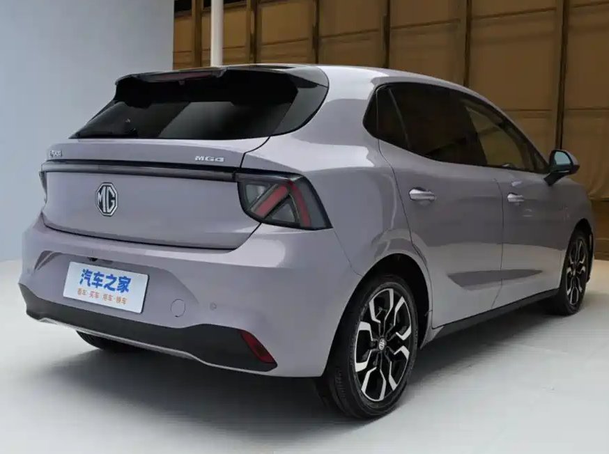TychodeFeijter's tweet image. New MG4 electric hatchback for China - new photos.
MG is a Chinese car brand owned by SAIC. The new MG4 is a compact electric hatchback. MG says the MG Cyberster sports car inspired the design of the MG4.
The dashboard has a 12.3-inch infotainment screen, an oddly-shaped…