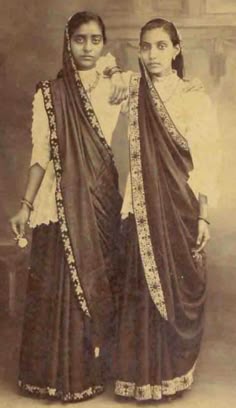 SeereIndia's tweet image. It changed as India changed
Mughal influences brought in the blouse. Colonialism added petticoats and redefined modesty. Women like Savitribai Phule made it shorter—to move, to teach, to lead. Every era left its thread in the drape.