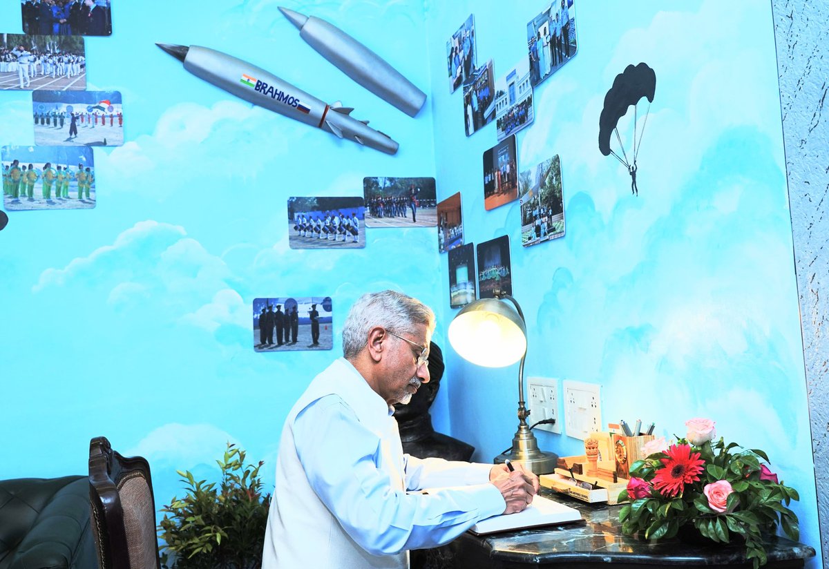 DrSJaishankar's tweet image. Joined my alma mater The Air Force School #TAFS today in Delhi to celebrate its 70th Raising Day.
Highlighted some messages for our younger generation - take the best from school, develop an interest in the world, enjoy schooling and discover yourself, and don’t get stressed.…