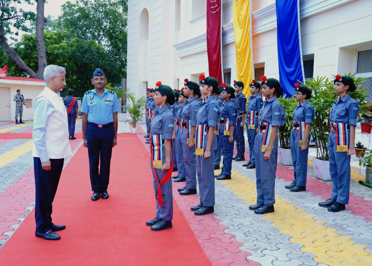 DrSJaishankar's tweet image. Joined my alma mater The Air Force School #TAFS today in Delhi to celebrate its 70th Raising Day.
Highlighted some messages for our younger generation - take the best from school, develop an interest in the world, enjoy schooling and discover yourself, and don’t get stressed.…
