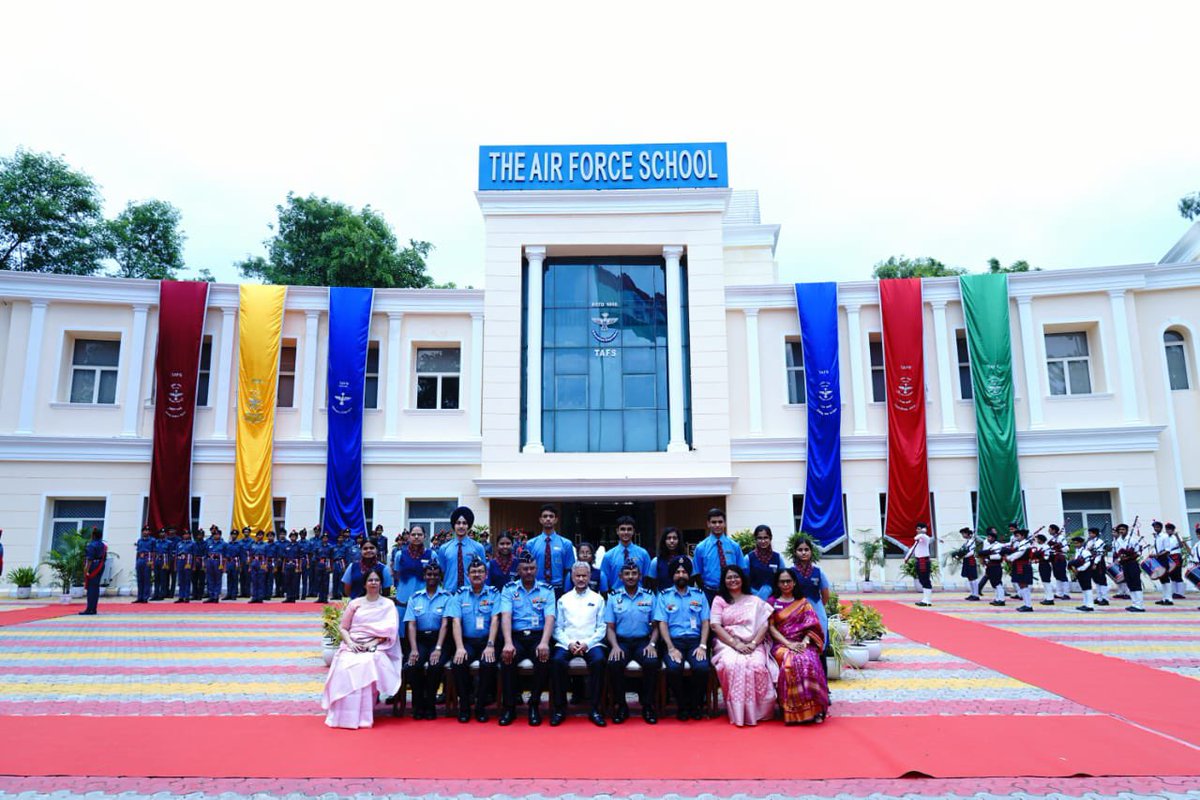 DrSJaishankar's tweet image. Joined my alma mater The Air Force School #TAFS today in Delhi to celebrate its 70th Raising Day.
Highlighted some messages for our younger generation - take the best from school, develop an interest in the world, enjoy schooling and discover yourself, and don’t get stressed.…