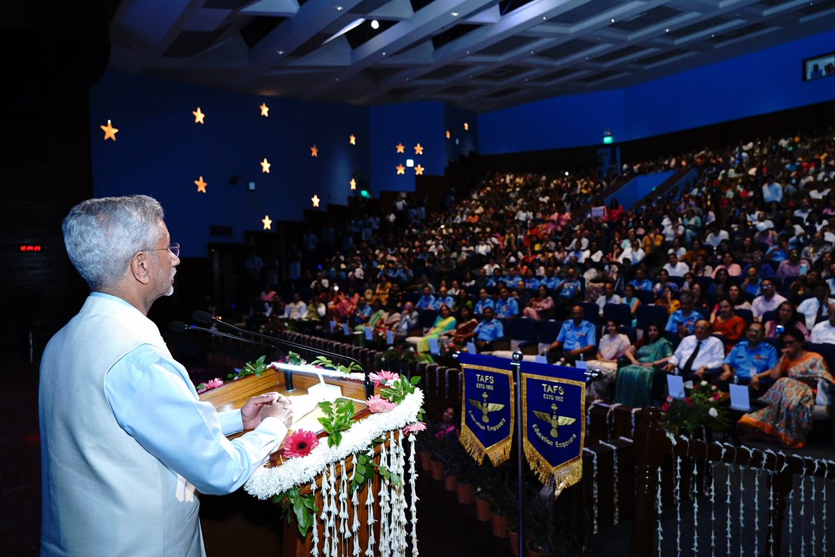 DrSJaishankar's tweet image. Joined my alma mater The Air Force School #TAFS today in Delhi to celebrate its 70th Raising Day.
Highlighted some messages for our younger generation - take the best from school, develop an interest in the world, enjoy schooling and discover yourself, and don’t get stressed.…