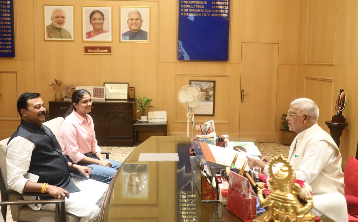 राज्यपाल श्री मंगुभाई पटेल से विधायक श्री विष्णु खत्री ने अपनी सुपुत्री के साथ आज राजभवन में सौजन्य भेंट की।