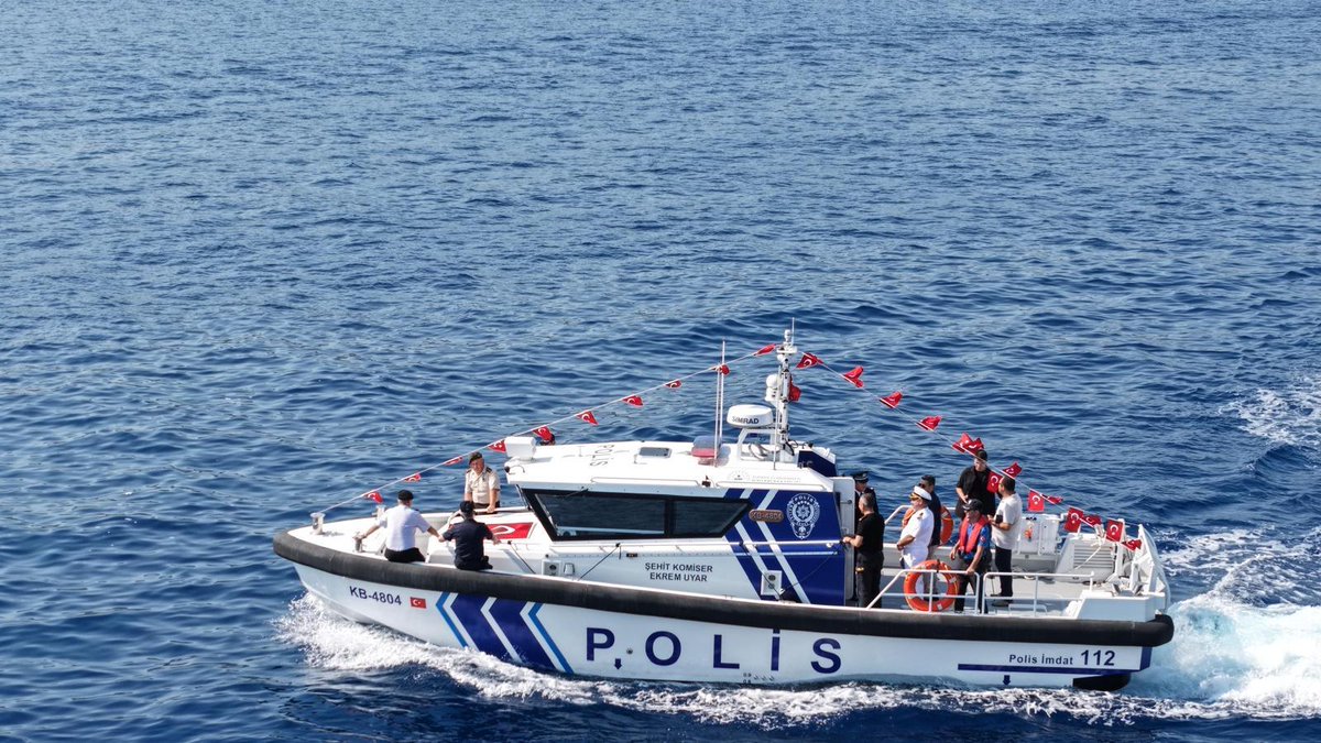 Koruma Daire Başkanlığı (@korumadb) on Twitter photo 🛥️Muğla Kıyıları Şehit Komiser Ekrem UYAR Kontrol Botu ile daha Emniyette🇹🇷
Emniyet Genel Müdürlüğümüz tarafından, Muğla İl Emniyet Müdürlüğü Bodrum Deniz Limanı Şube Müdürlüğü’ne tahsis edilen KB-4804 kontrol botu hizmete girdi.
<a href="/EmniyetGM/">Türk Polis Teşkilatı</a>
<a href="/EmniyetMugla/">Muğla Emniyet Müdürlüğü</a>
#KorumaDaireBaskanliği 🛥️Muğla Kıyıları Şehit Komiser Ekrem UYAR Kontrol Botu ile daha Emniyette🇹🇷
Emniyet Genel Müdürlüğümüz tarafından, Muğla İl Emniyet Müdürlüğü Bodrum Deniz Limanı Şube Müdürlüğü’ne tahsis edilen KB-4804 kontrol botu hizmete girdi.
<a href="/EmniyetGM/">Türk Polis Teşkilatı</a>
<a href="/EmniyetMugla/">Muğla Emniyet Müdürlüğü</a>
#KorumaDaireBaskanliği