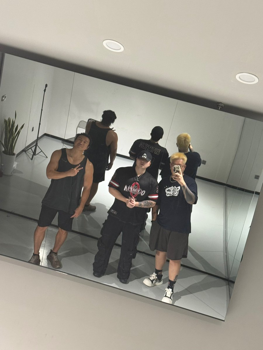 上海特训 with 2*猛男 <a href="/akalilsam/">akalilSAM 小山姆</a> <a href="/schwiftan69/">Stan Go+</a>