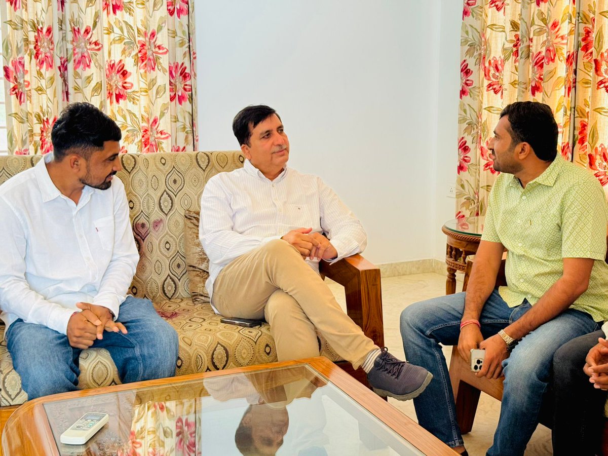 raju_balotra's tweet image. बायतु स्थित विधायक निवास पर आज माननीय श्री @Barmer_Harish जी से मुलाकात कर क्षेत्र की समस्याओं व छात्रहितों के मुद्दों पर सकारात्मक चर्चा हुई। 

एनएसयूआई के माध्यम से छात्रों की आवाज़ मजबूती से उठाने का संकल्प दोहराया।

विधायक जी का मार्गदर्शन हमारे संघर्ष को और मजबूत करेगा।